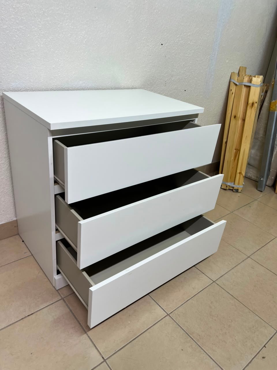 The white MALM chest of drawers from IKEA, which is characterized by its modern and simple design. - Image 10