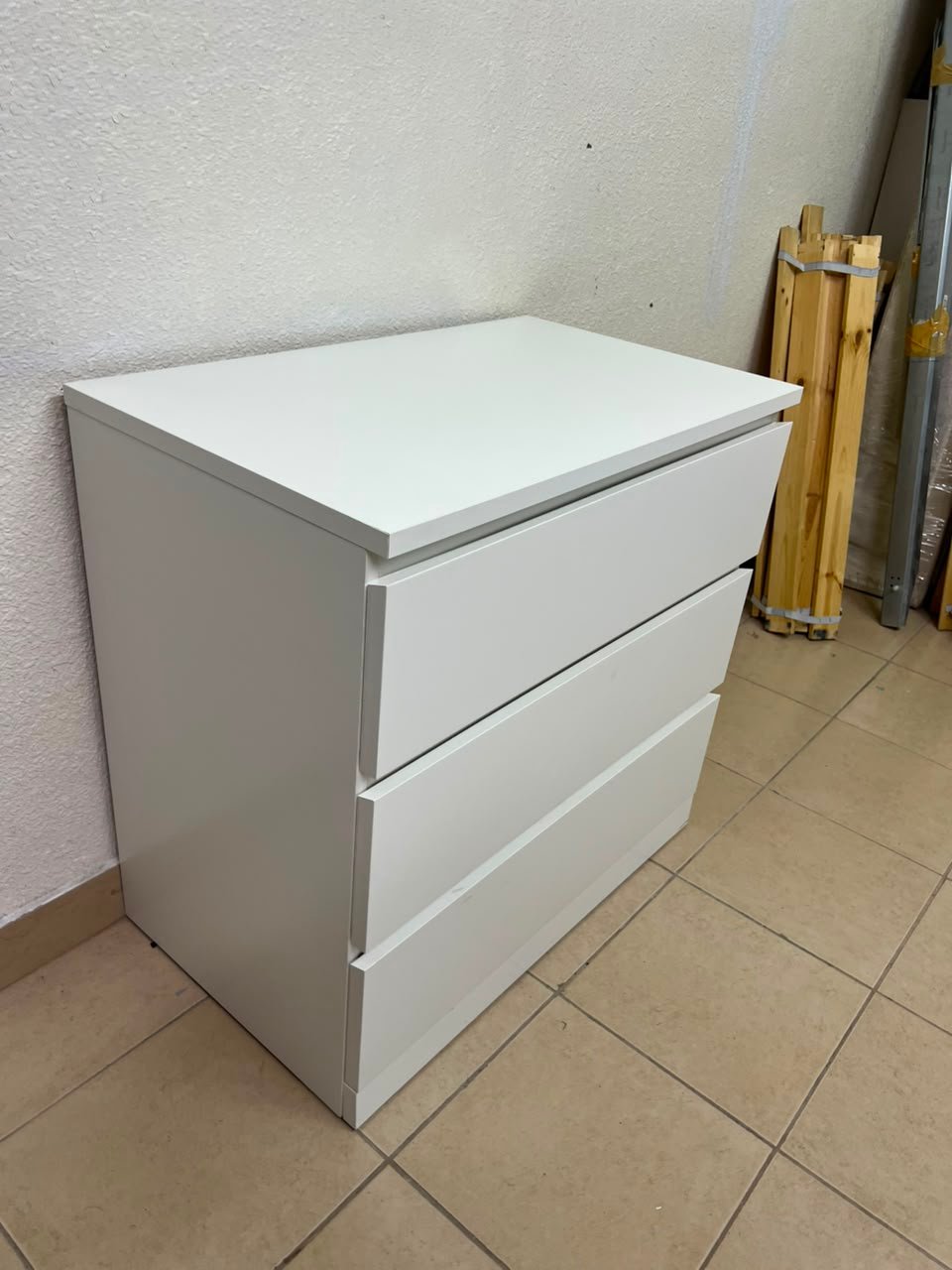 The white MALM chest of drawers from IKEA, which is characterized by its modern and simple design. - Image 11