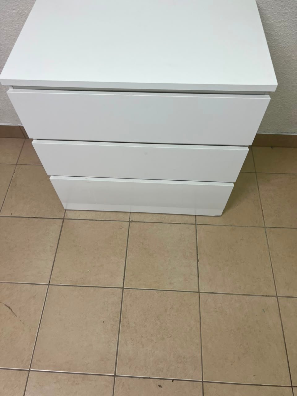The white MALM chest of drawers from IKEA, which is characterized by its modern and simple design. - Image 12