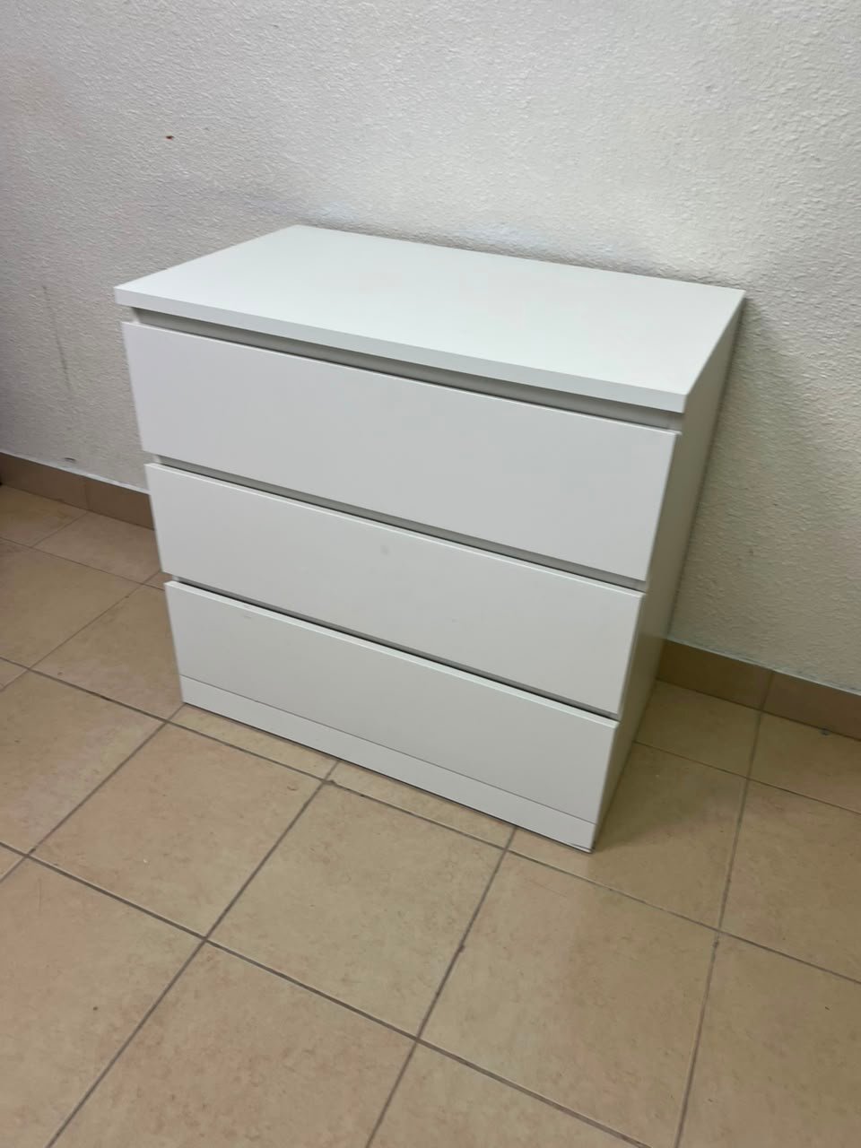 The white MALM chest of drawers from IKEA, which is characterized by its modern and simple design. - Image 13