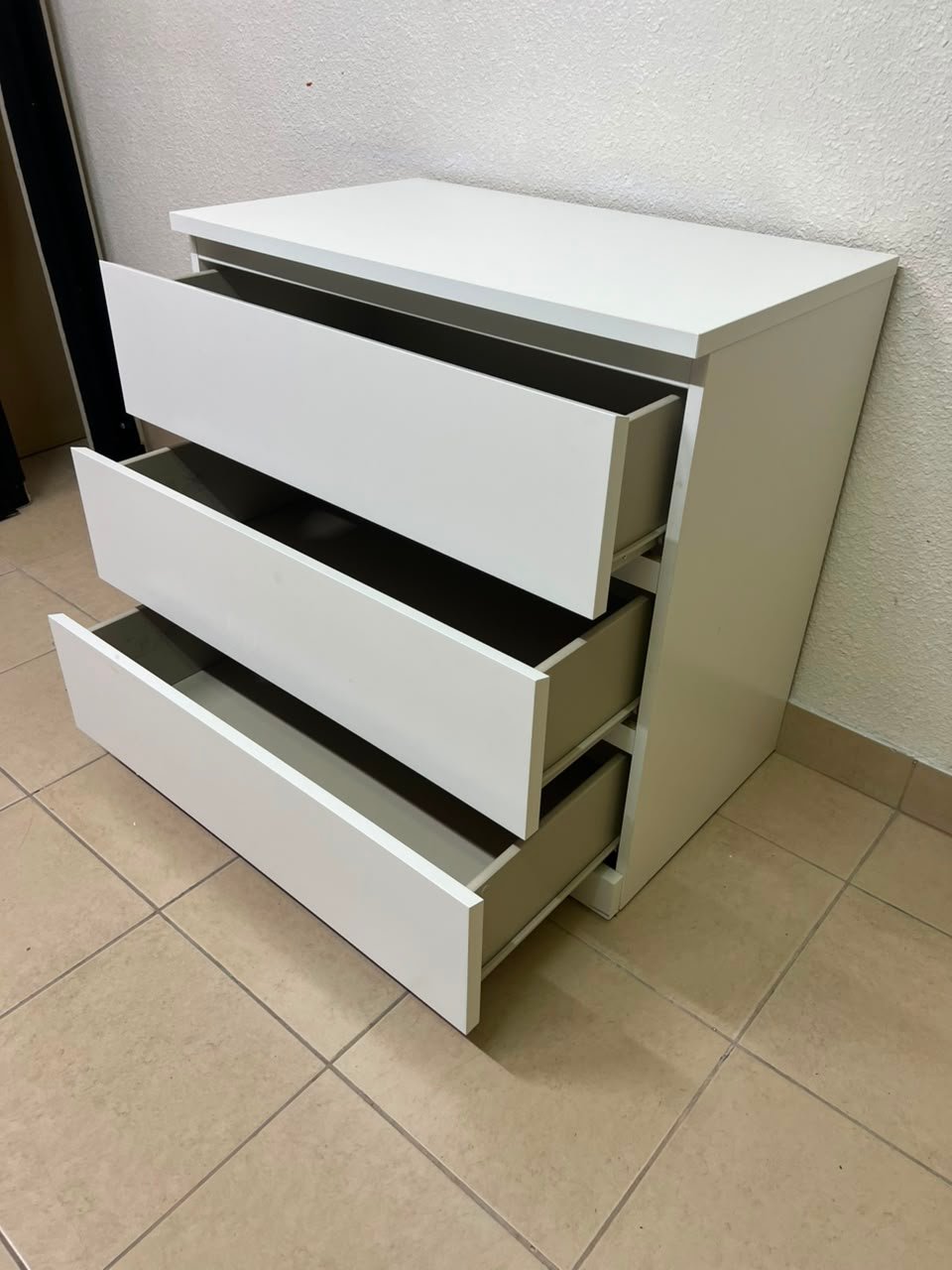 The white MALM chest of drawers from IKEA, which is characterized by its modern and simple design. - Image 3