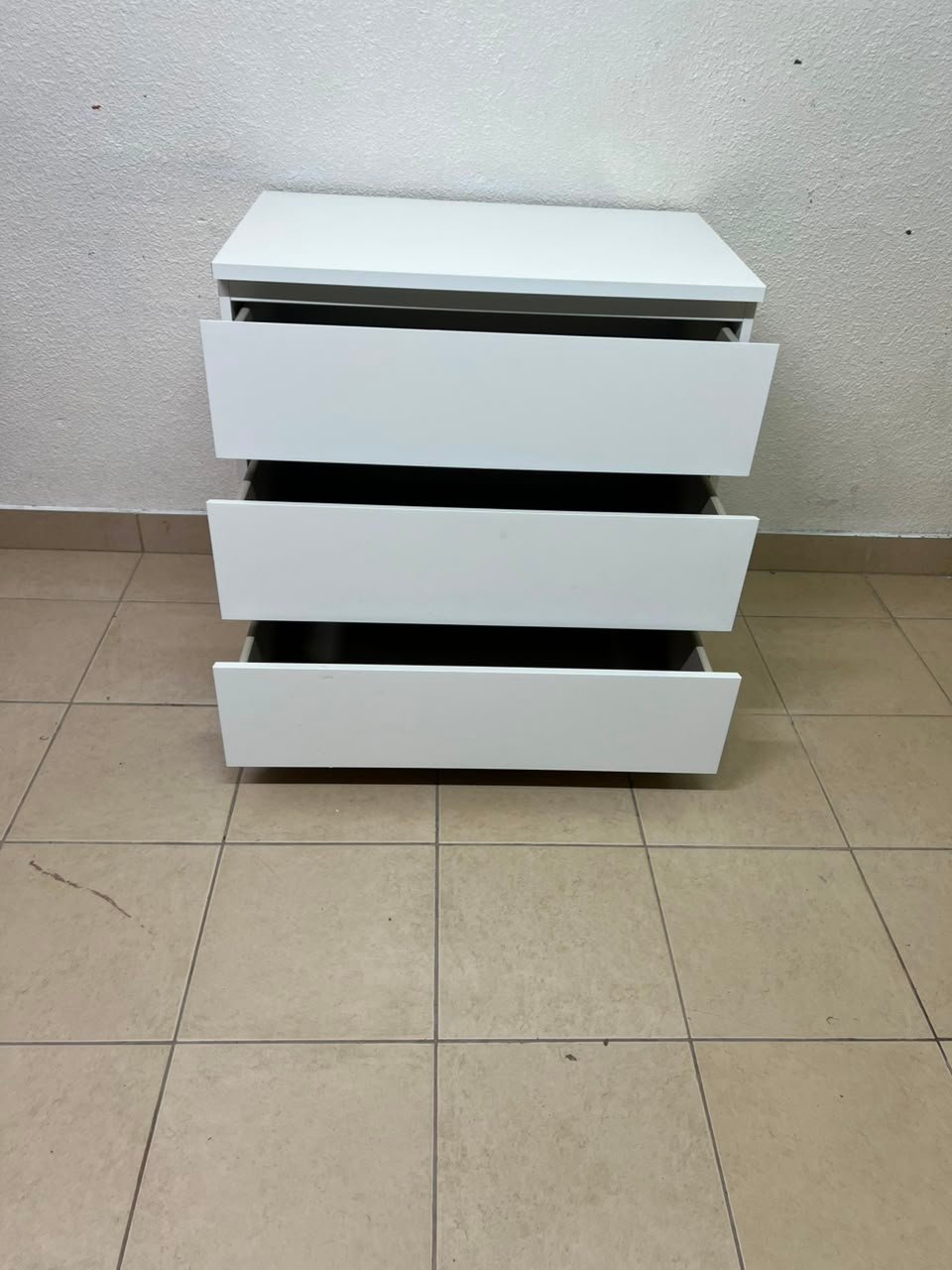 The white MALM chest of drawers from IKEA, which is characterized by its modern and simple design. - Image 5
