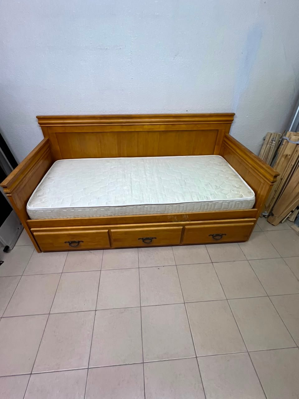 Home Centre daybed with mattress - Image 3