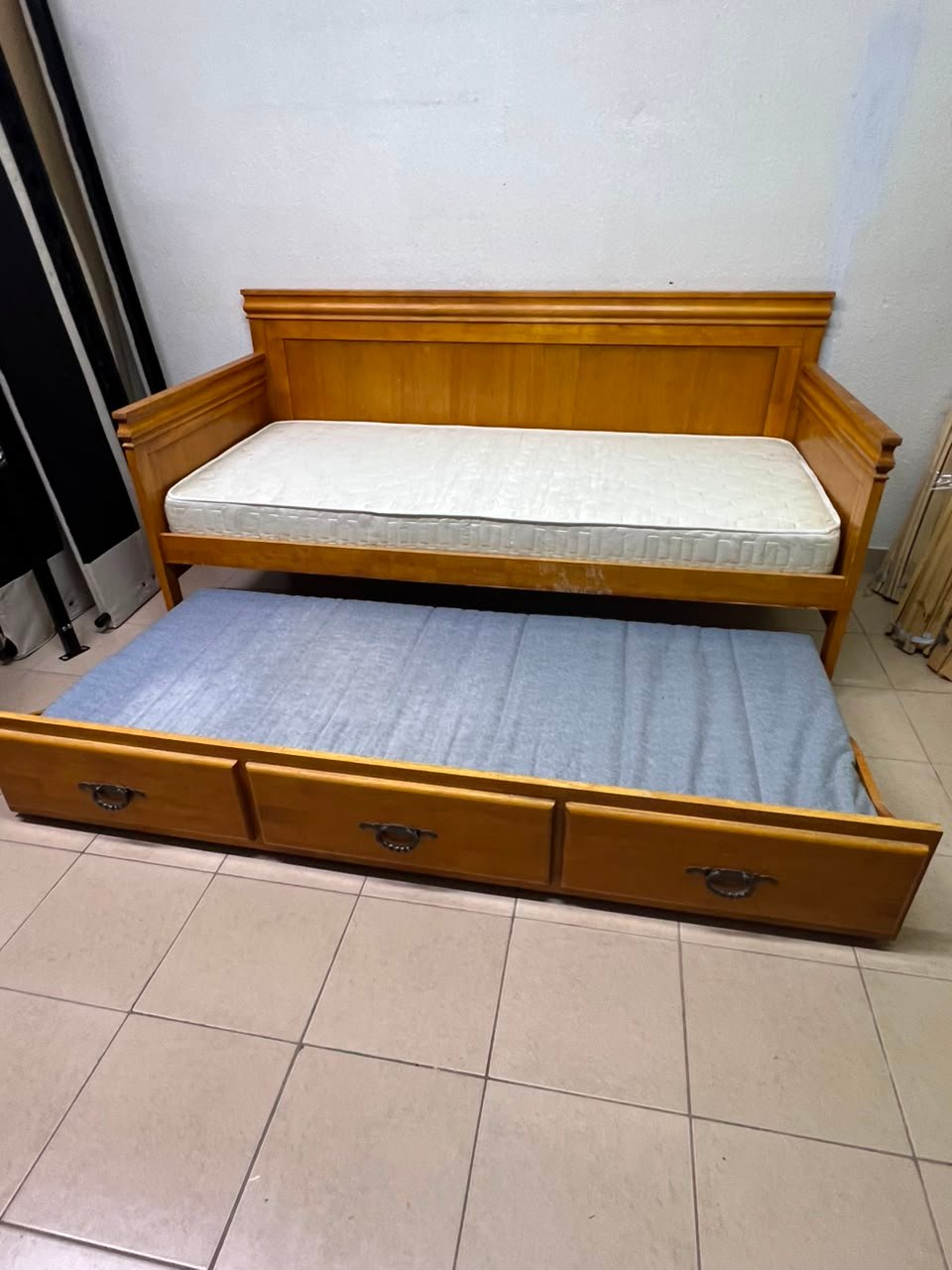 Home Centre daybed with mattress - Image 5