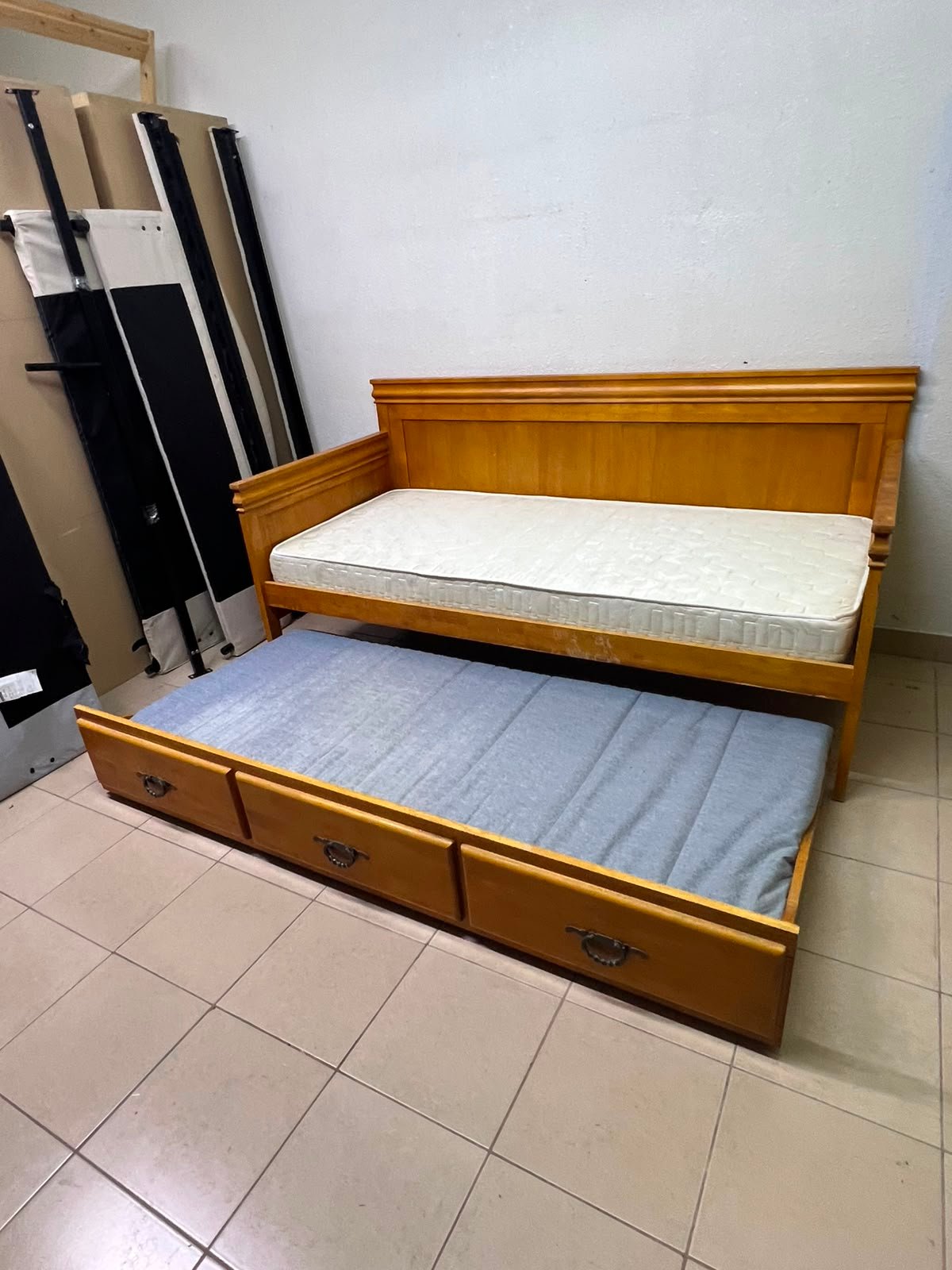 Home Centre daybed with mattress - Image 9