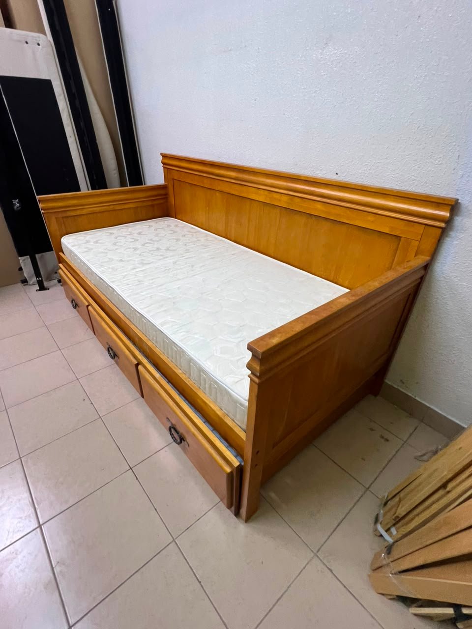 Home Centre daybed with mattress - Image 12