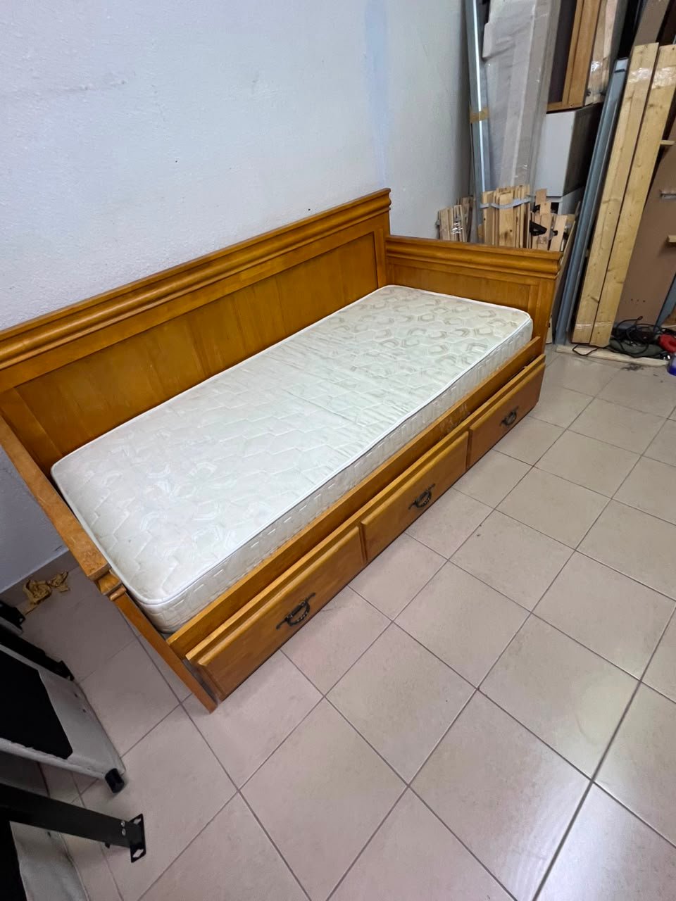 Home Centre daybed with mattress - Image 4