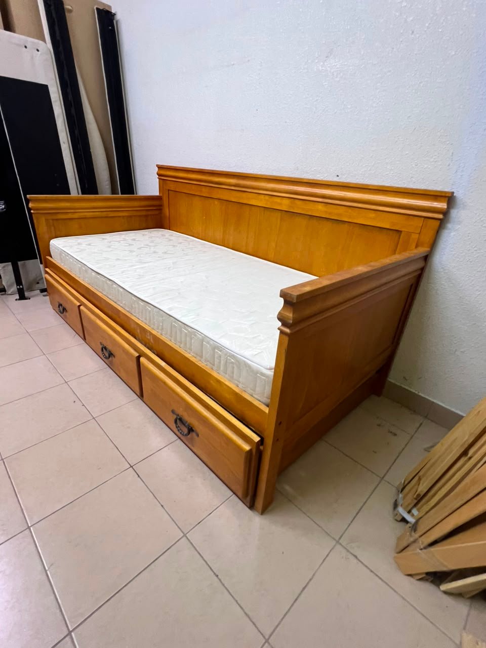 Home Centre daybed with mattress - Image 6