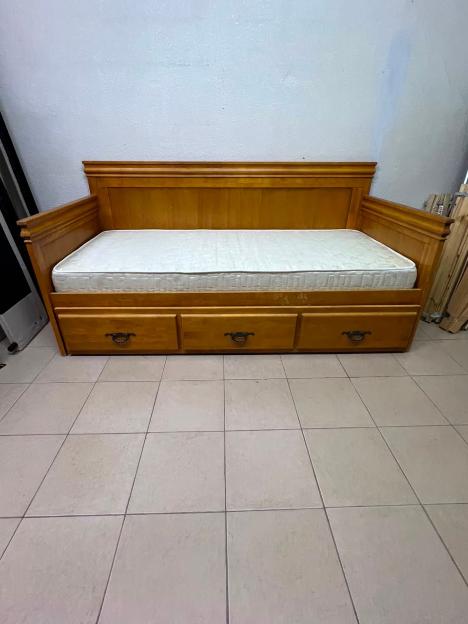 Home Centre daybed with mattress - Image 11