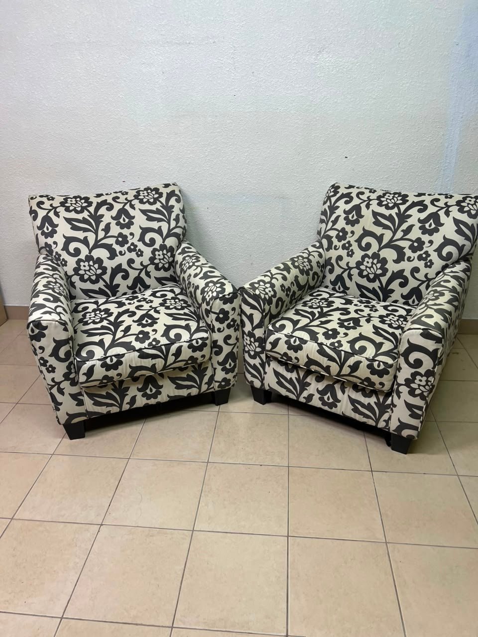 Signature Design by Ashley - Levon Contemporary Accent Chair, Charcoal Gray - Image 4
