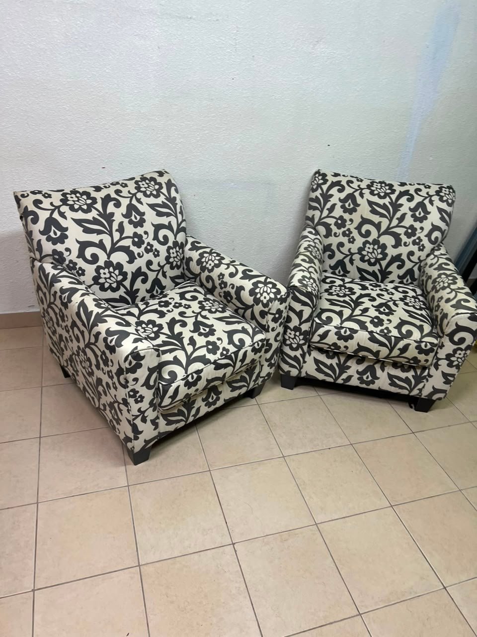 Signature Design by Ashley - Levon Contemporary Accent Chair, Charcoal Gray - Image 5