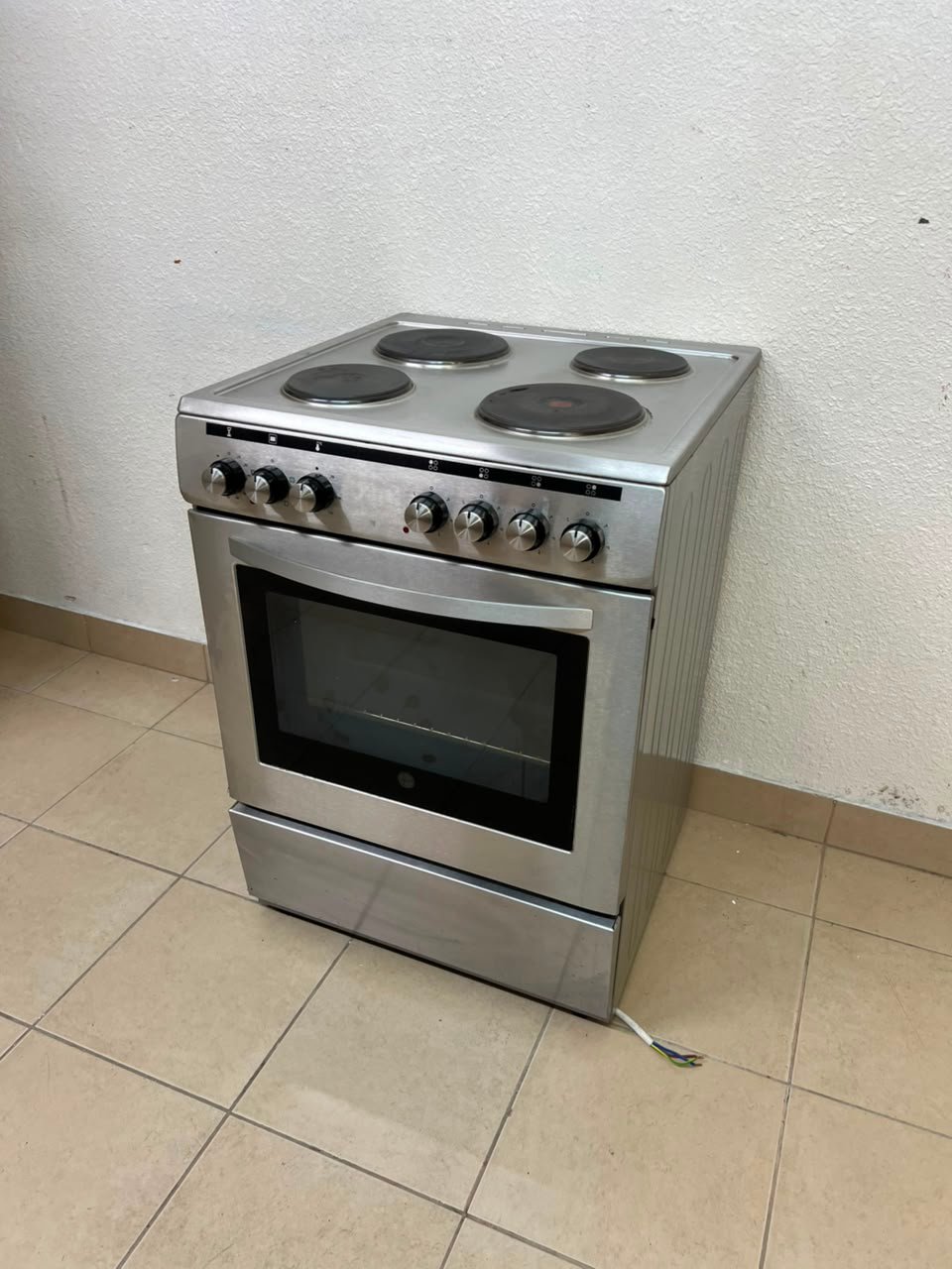 Stainless Steel Electric Cooker with Oven - Excellent Condition for Sale - Image 2