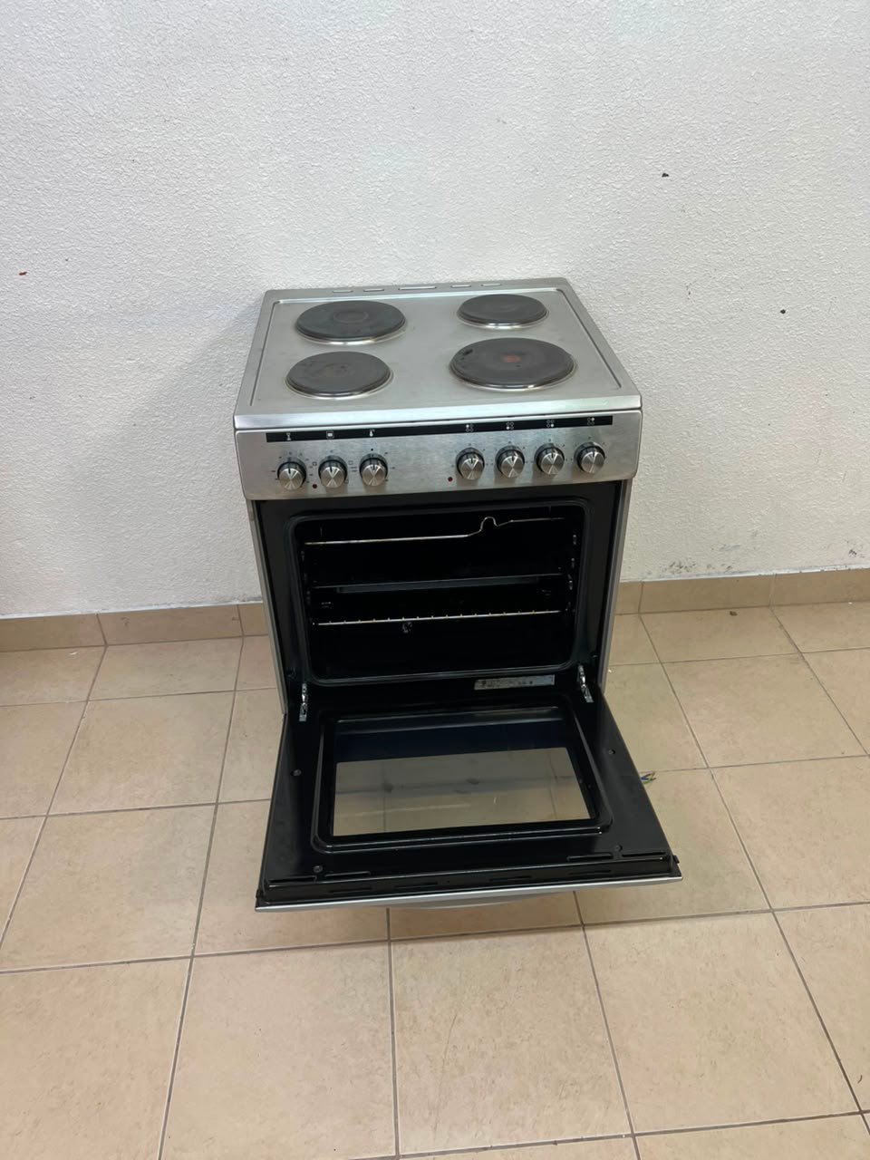 Stainless Steel Electric Cooker with Oven - Excellent Condition for Sale - Image 3