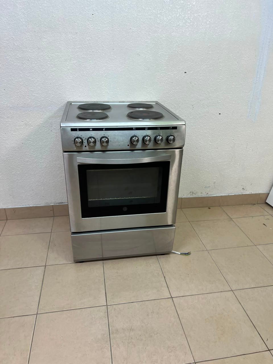Stainless Steel Electric Cooker with Oven - Excellent Condition for Sale