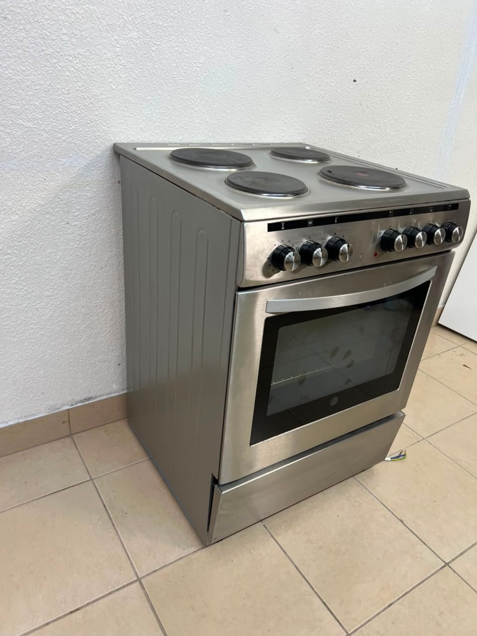 Stainless Steel Electric Cooker with Oven - Excellent Condition for Sale - Image 5
