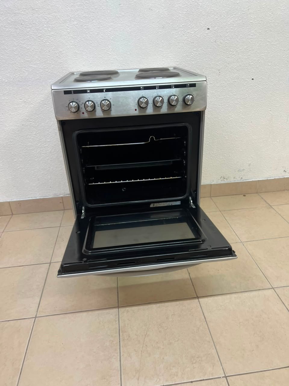 Stainless Steel Electric Cooker with Oven - Excellent Condition for Sale - Image 6