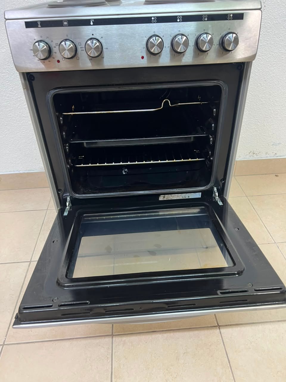 Stainless Steel Electric Cooker with Oven - Excellent Condition for Sale - Image 7
