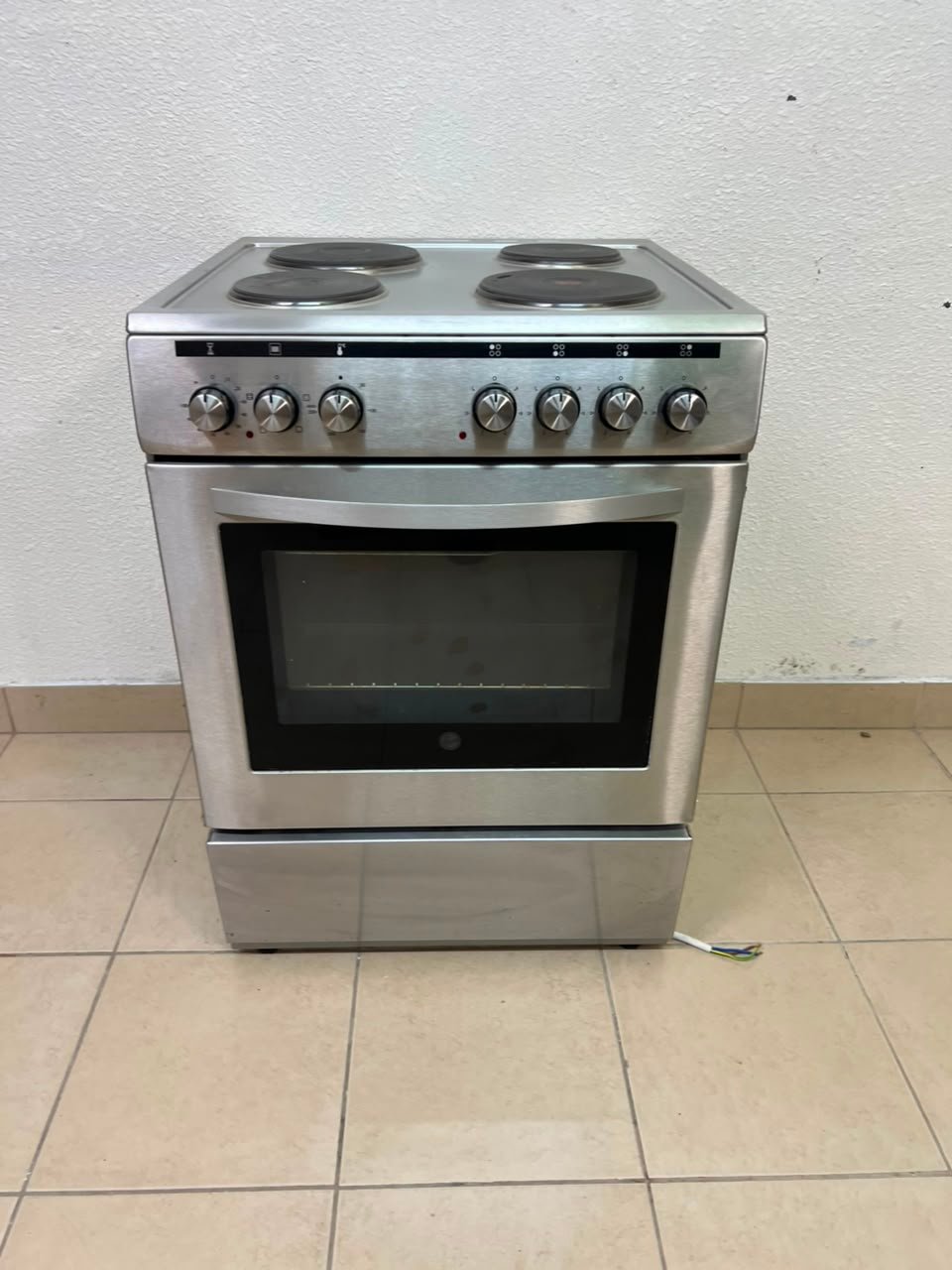 Stainless Steel Electric Cooker with Oven - Excellent Condition for Sale - Image 9