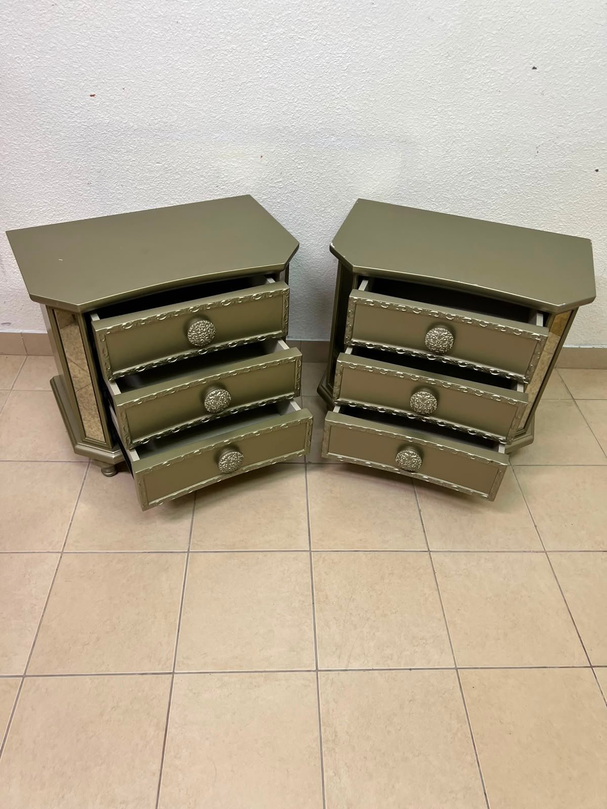 Glamorous Matching Pair of 3-Drawer Nightstands – Mirrored Sides & Jewel Knobs - Image 2