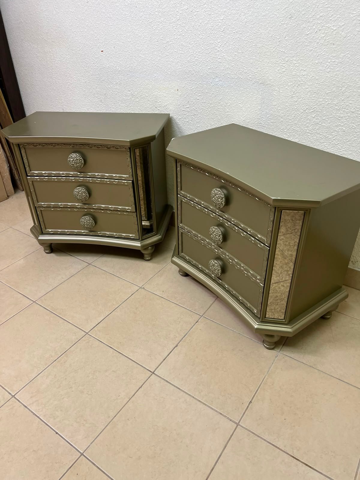 Glamorous Matching Pair of 3-Drawer Nightstands – Mirrored Sides & Jewel Knobs - Image 3