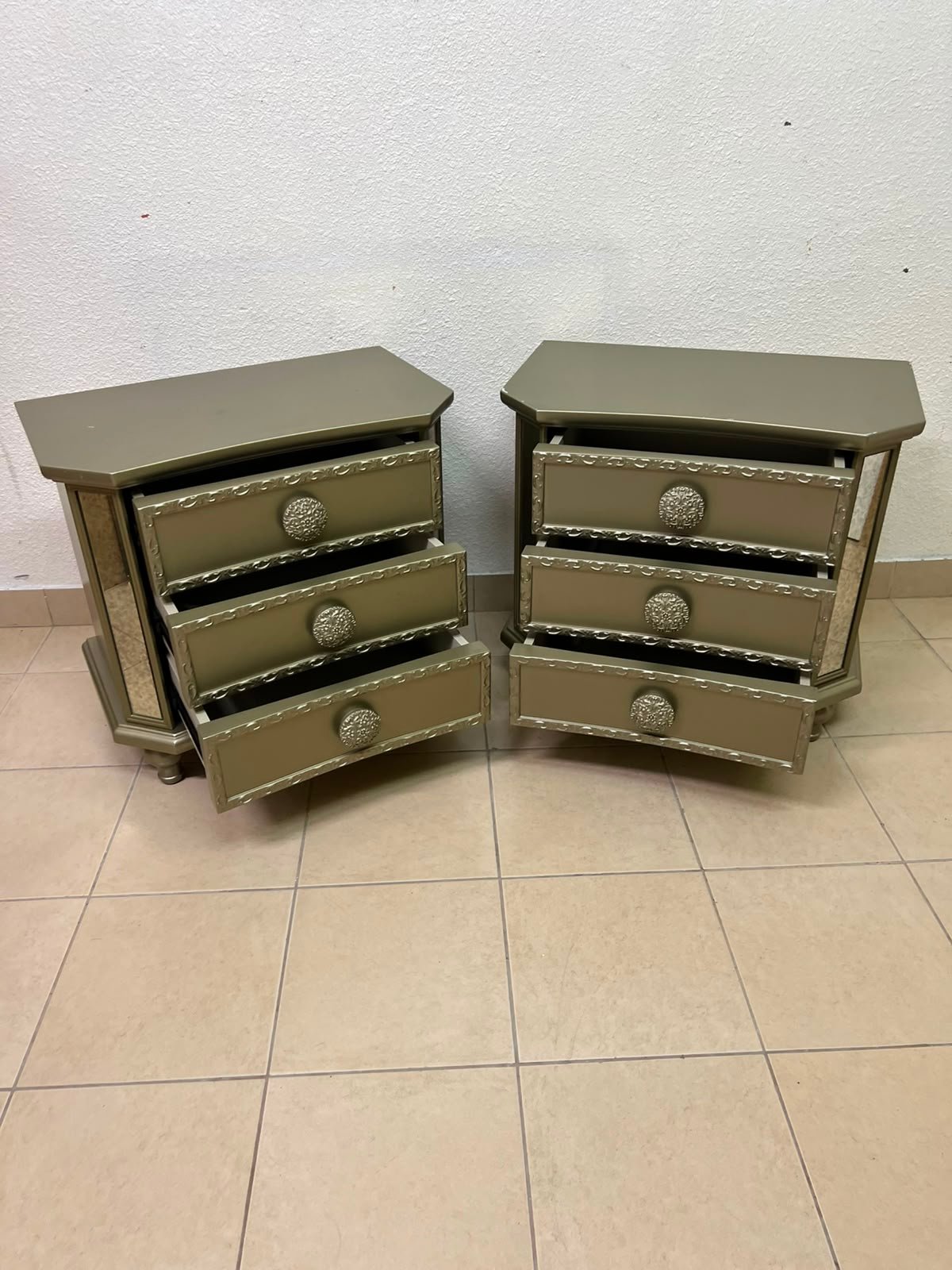 Glamorous Matching Pair of 3-Drawer Nightstands – Mirrored Sides & Jewel Knobs - Image 6