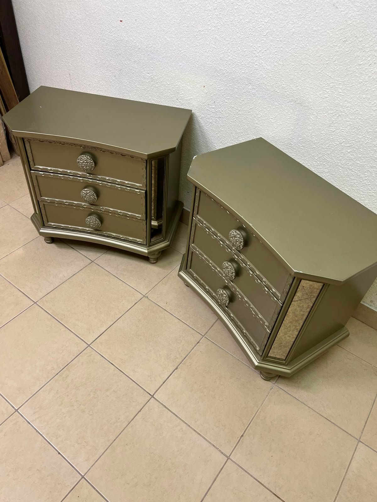 Glamorous Matching Pair of 3-Drawer Nightstands – Mirrored Sides & Jewel Knobs - Image 9