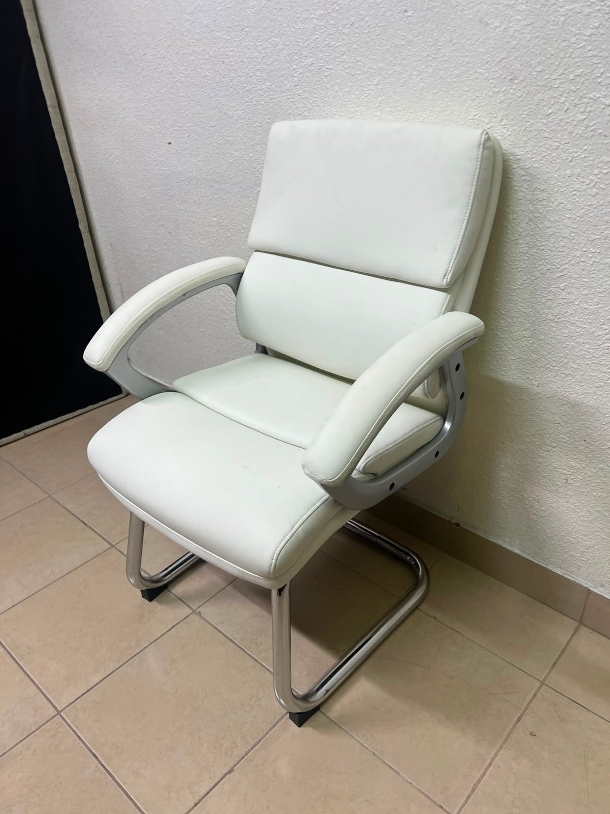 Modern White PU Leather Office Guest Chair with Chrome Cantilever Base – Ergonomic & Elegant - Image 2