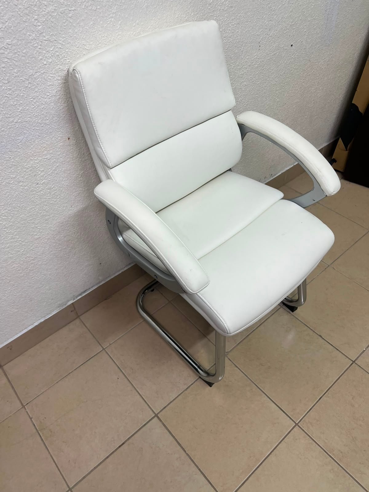 Modern White PU Leather Office Guest Chair with Chrome Cantilever Base – Ergonomic & Elegant - Image 3