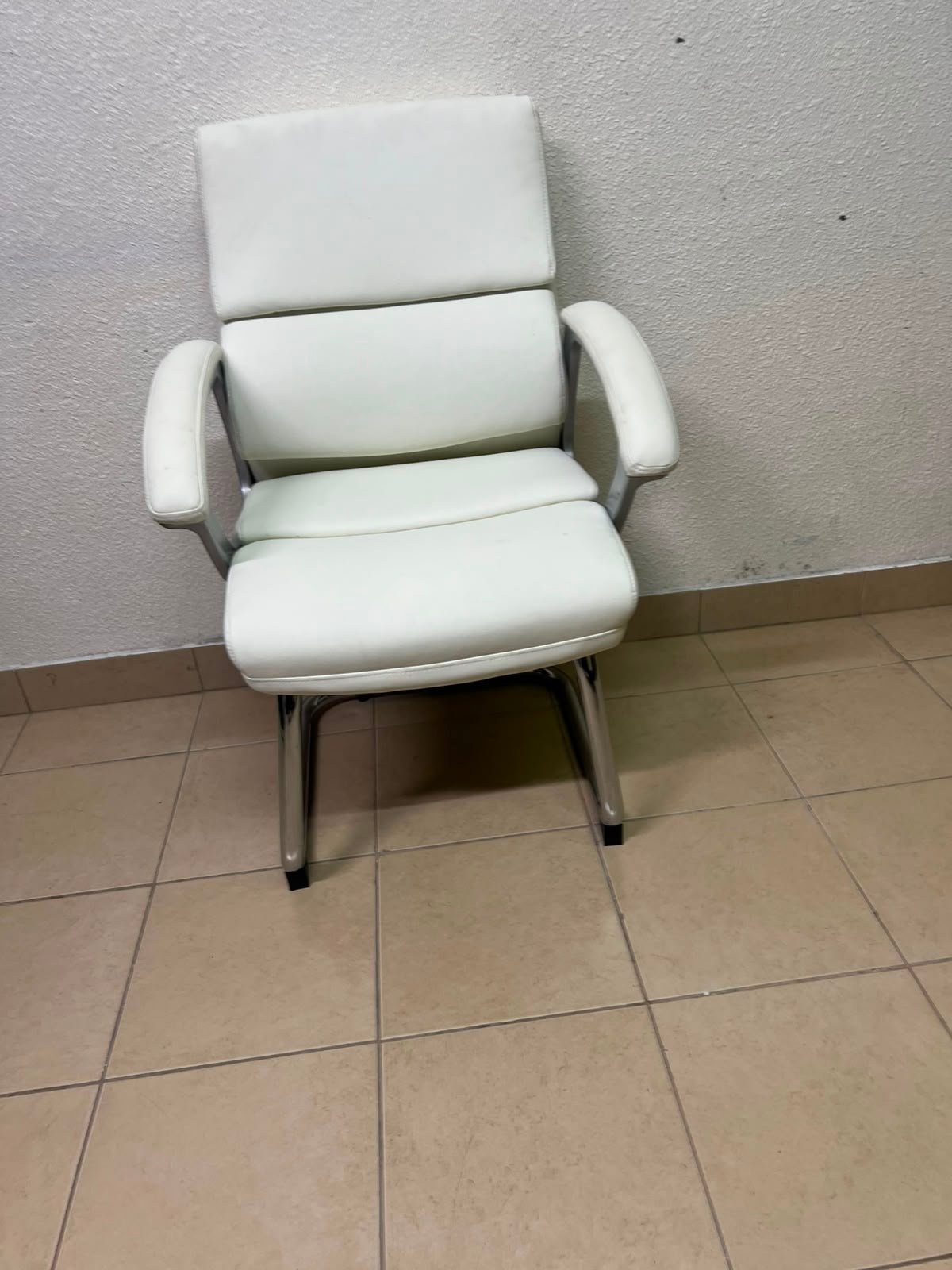 Modern White PU Leather Office Guest Chair with Chrome Cantilever Base – Ergonomic & Elegant - Image 4