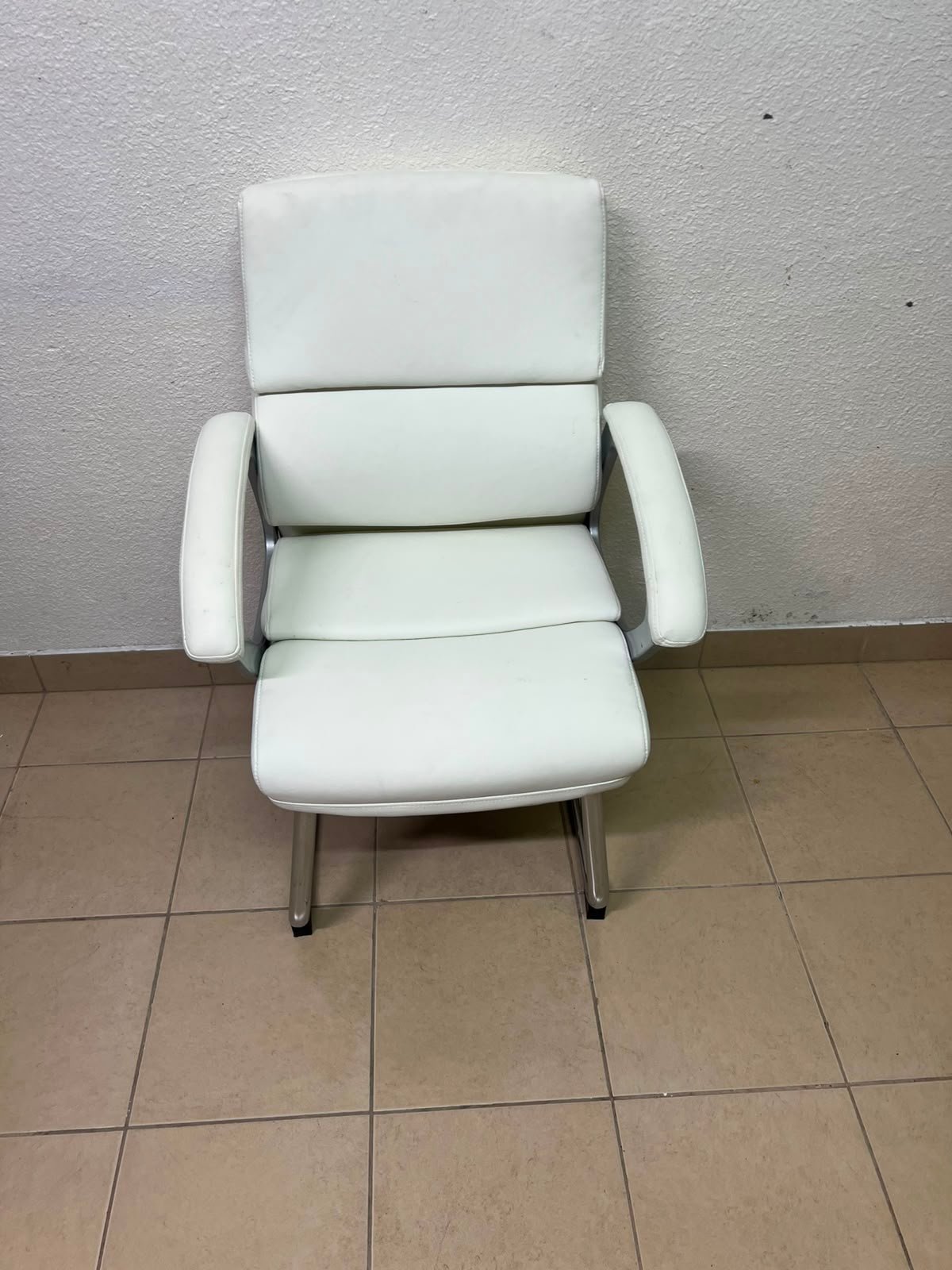 Modern White PU Leather Office Guest Chair with Chrome Cantilever Base – Ergonomic & Elegant - Image 5