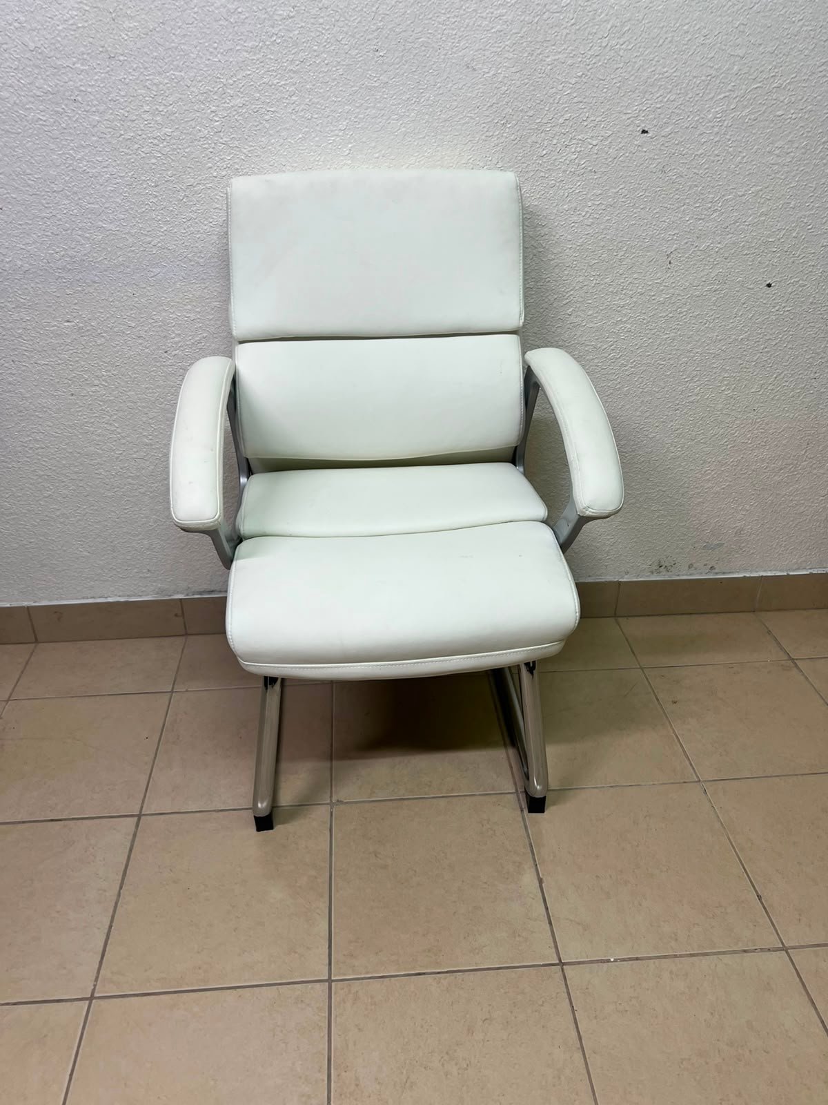 Modern White PU Leather Office Guest Chair with Chrome Cantilever Base – Ergonomic & Elegant - Image 6