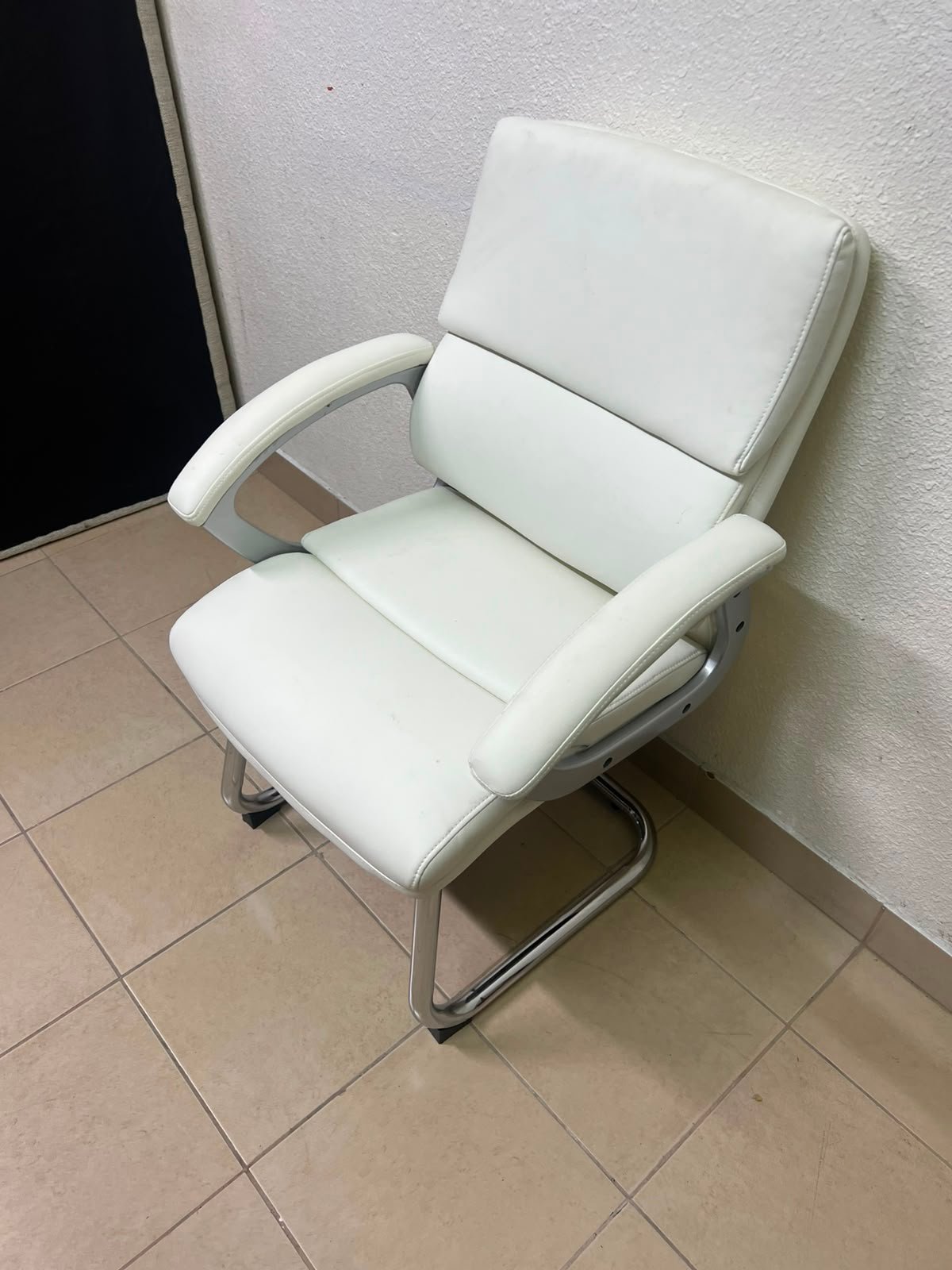 Modern White PU Leather Office Guest Chair with Chrome Cantilever Base – Ergonomic & Elegant - Image 7