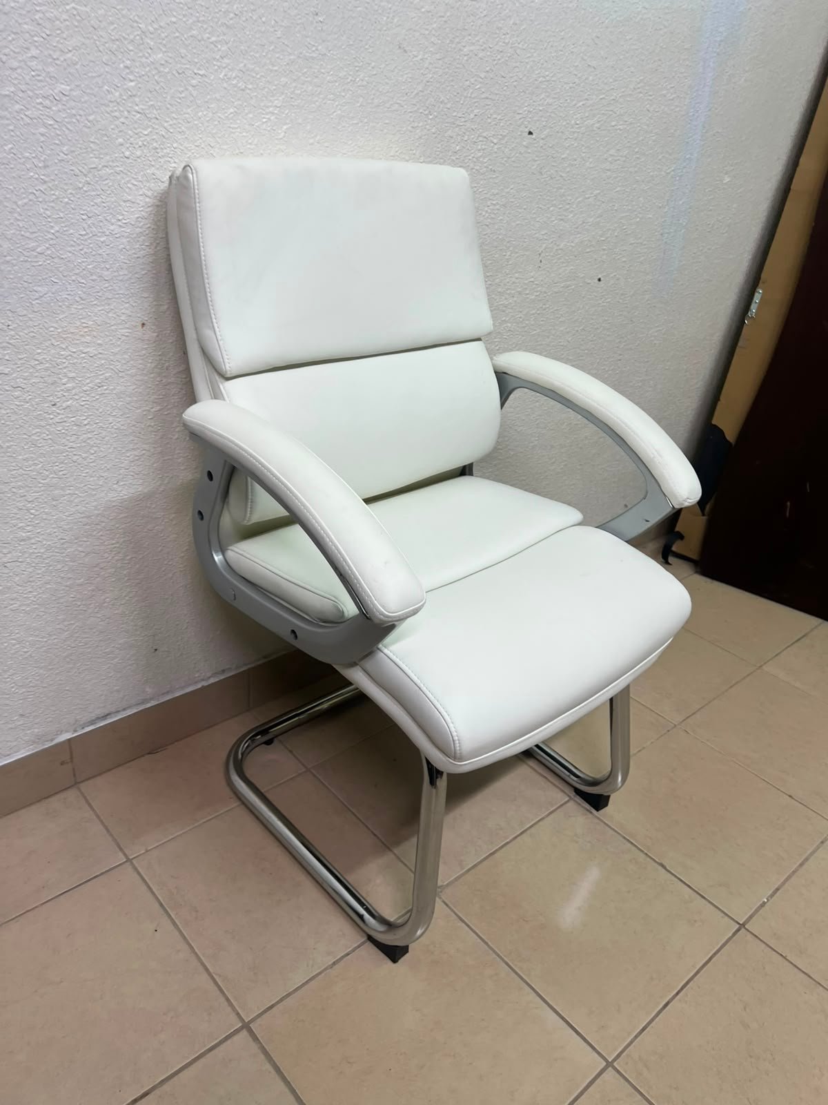 Modern White PU Leather Office Guest Chair with Chrome Cantilever Base – Ergonomic & Elegant - Image 9