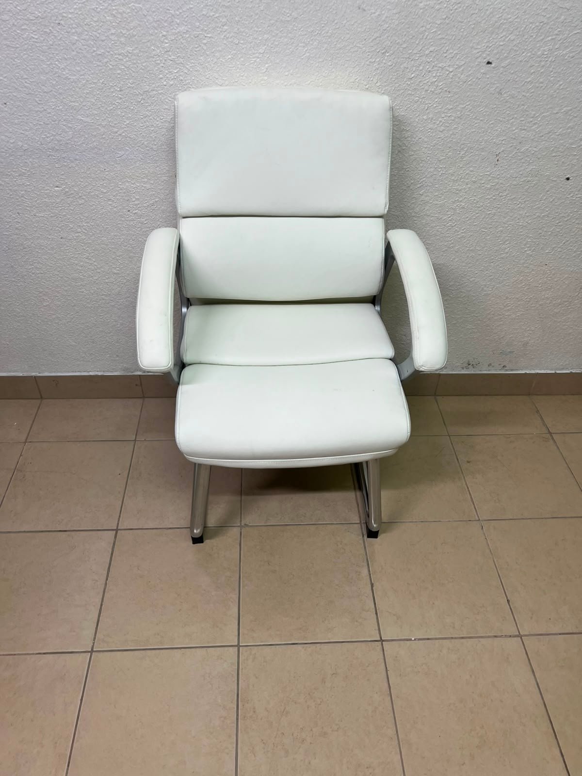 Modern White PU Leather Office Guest Chair with Chrome Cantilever Base – Ergonomic & Elegant