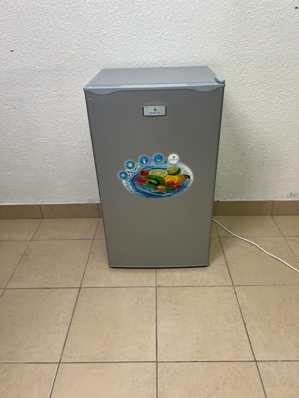 Compact single-door refrigerator in good working condition - Image 2