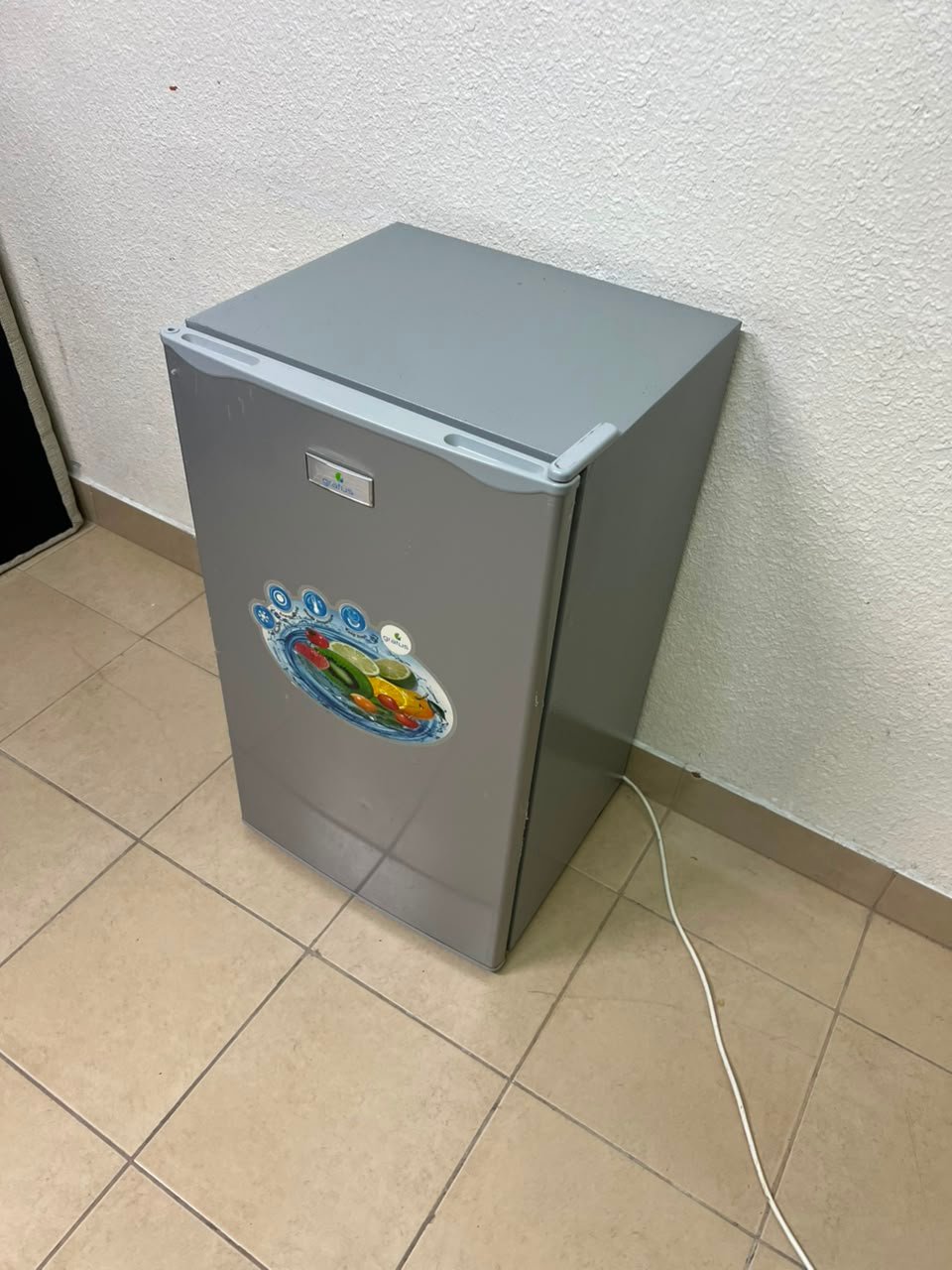 Compact single-door refrigerator in good working condition - Image 4