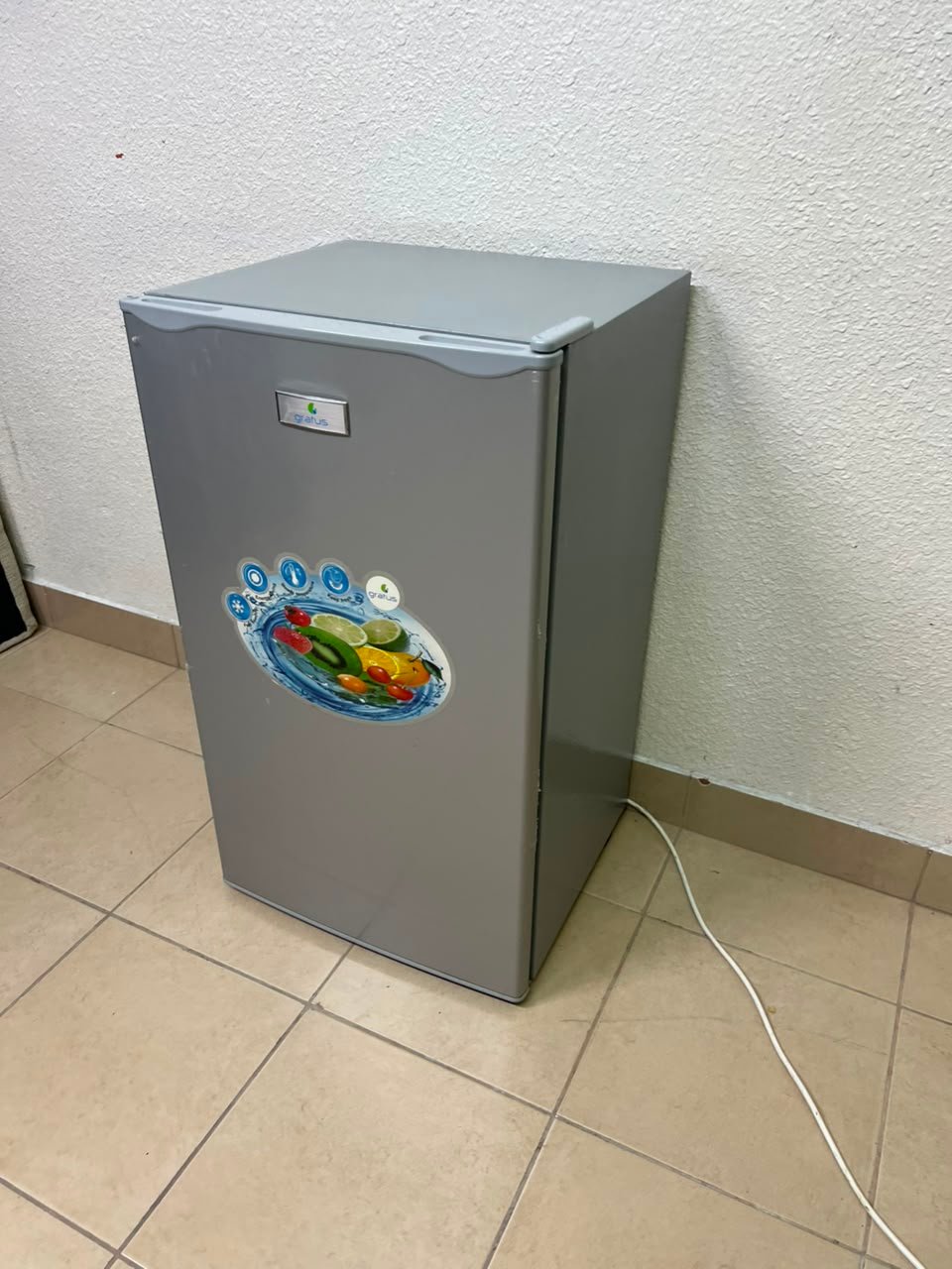 Compact single-door refrigerator in good working condition - Image 5