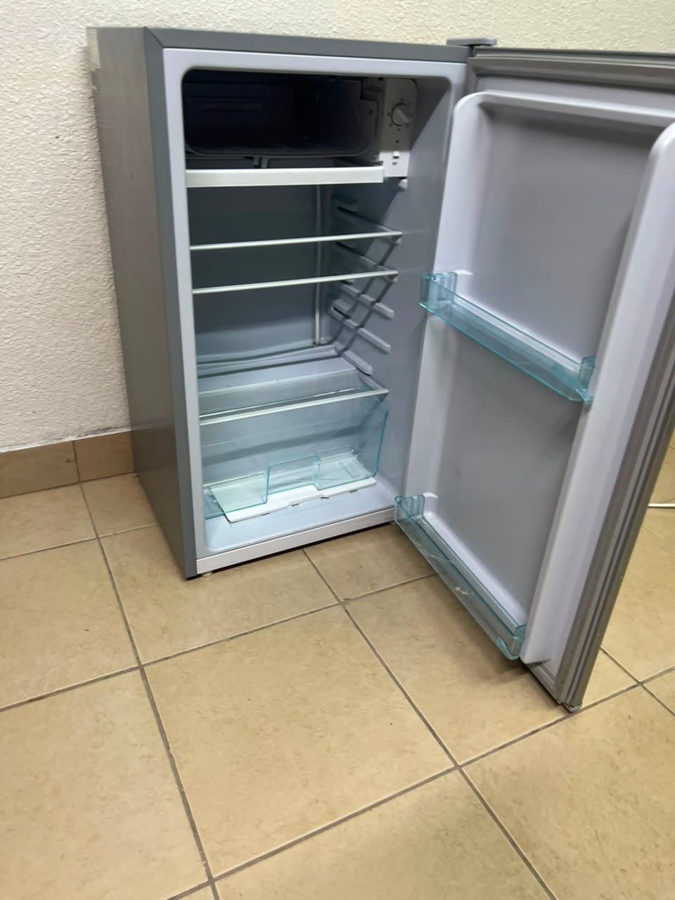 Compact single-door refrigerator in good working condition - Image 6