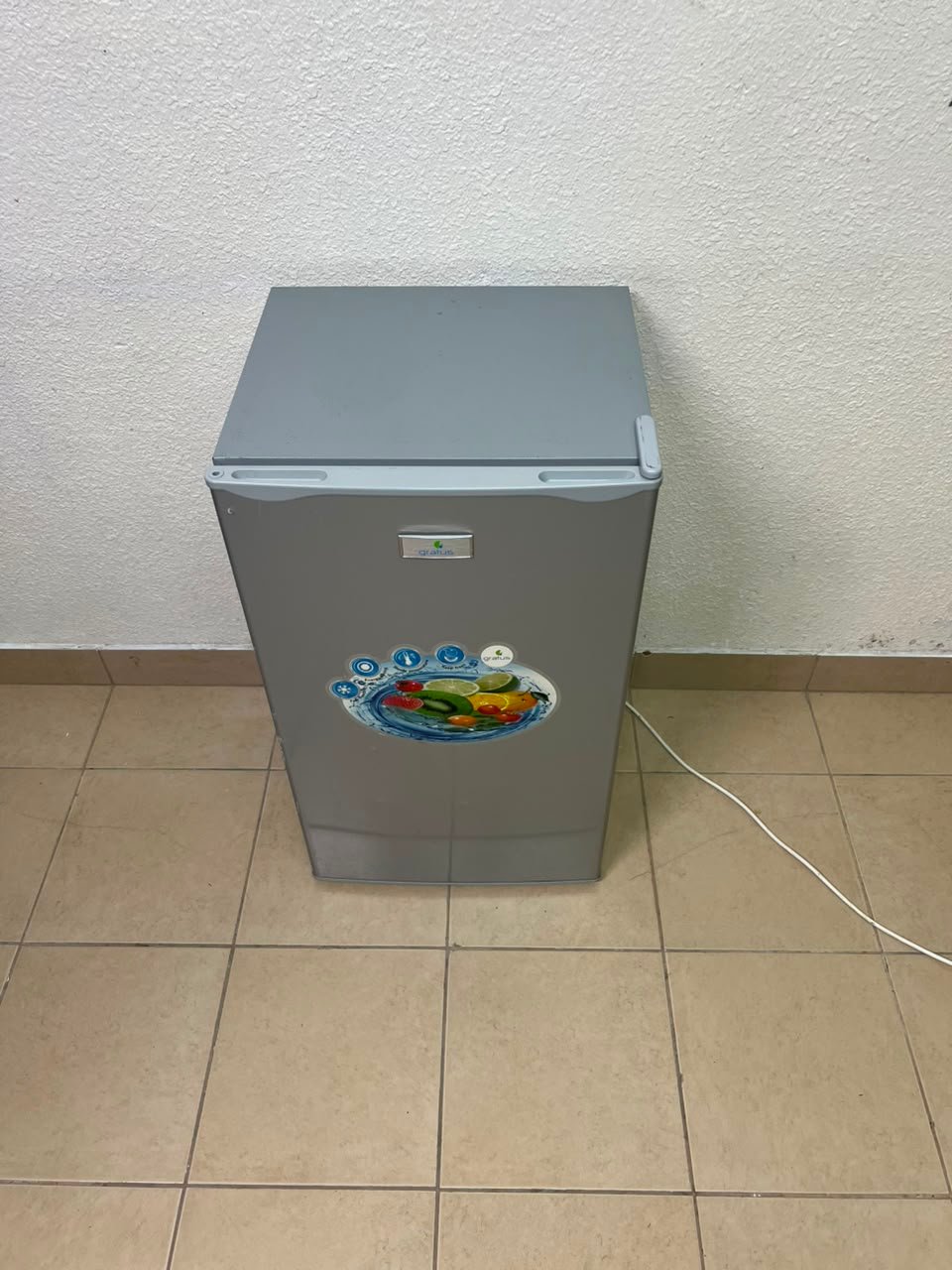 Compact single-door refrigerator in good working condition - Image 7