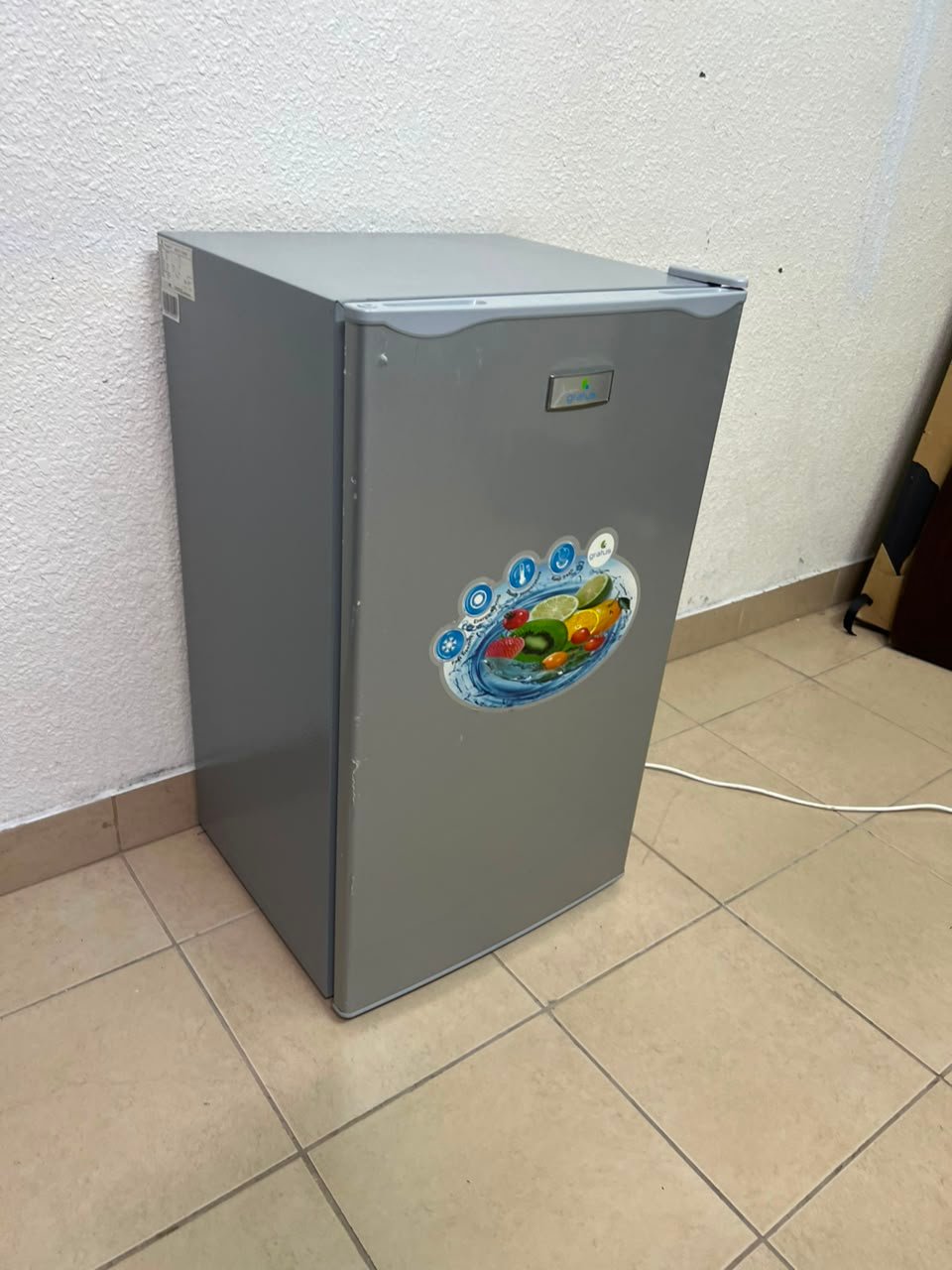 Compact single-door refrigerator in good working condition - Image 8