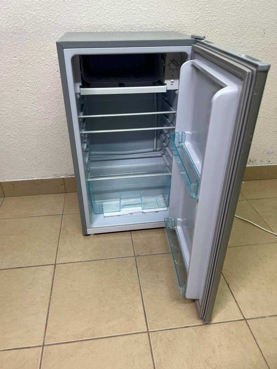 Compact single-door refrigerator in good working condition - Image 9