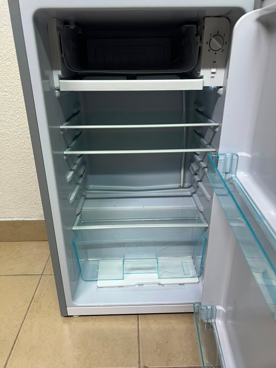 Compact single-door refrigerator in good working condition - Image 10