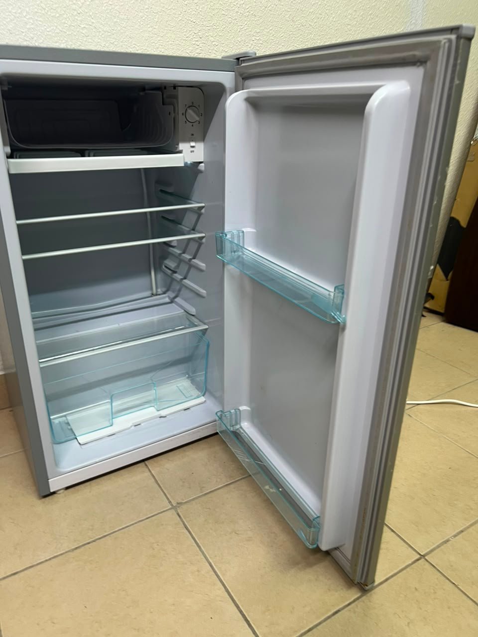 Compact single-door refrigerator in good working condition - Image 11