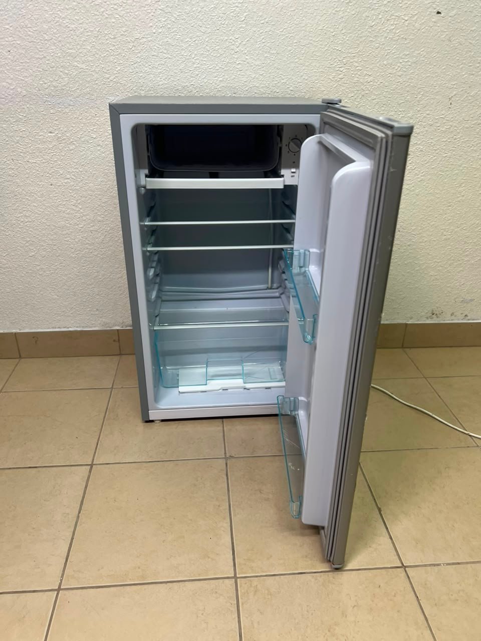 Compact single-door refrigerator in good working condition - Image 12