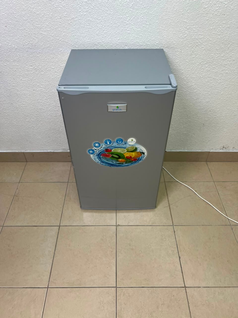 Compact single-door refrigerator in good working condition - Image 13