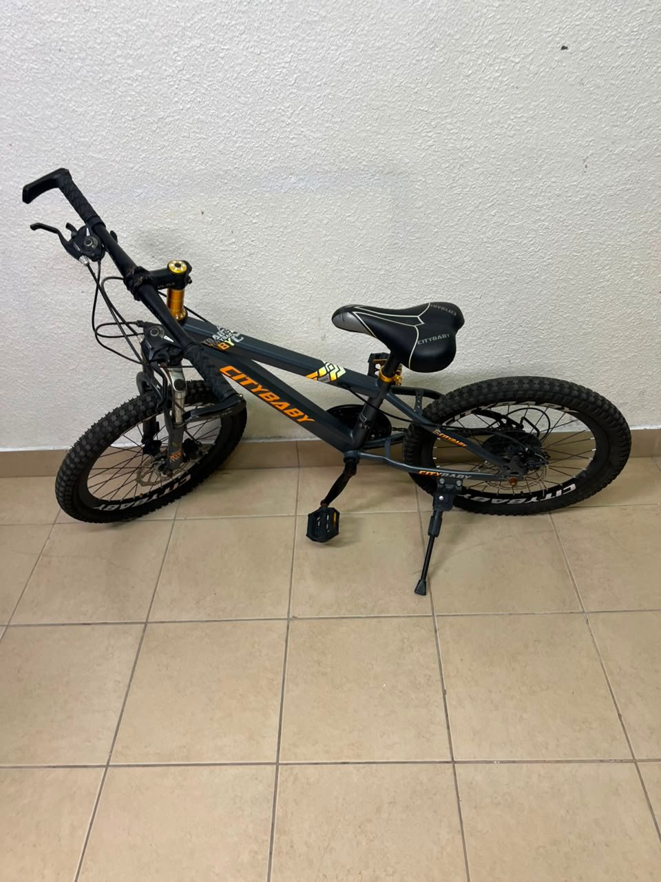 CITYBABY Junior Mountain Bike – 20"/24" Kids/Teen MTB with Front Suspension, Disc Brakes & All-Terrain Tires (Dark Grey / Orange) - Image 2