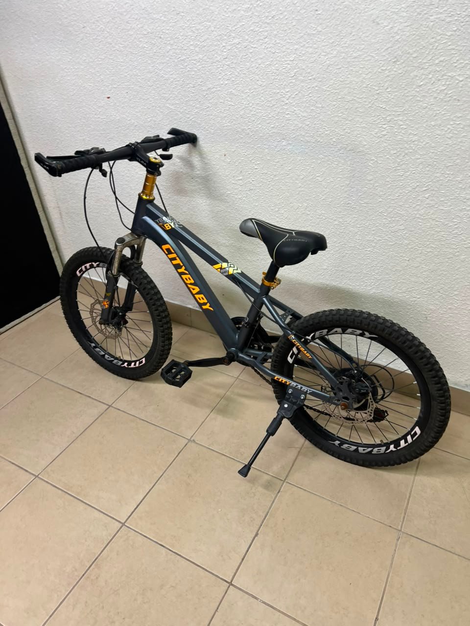 CITYBABY Junior Mountain Bike – 20"/24" Kids/Teen MTB with Front Suspension, Disc Brakes & All-Terrain Tires (Dark Grey / Orange) - Image 3