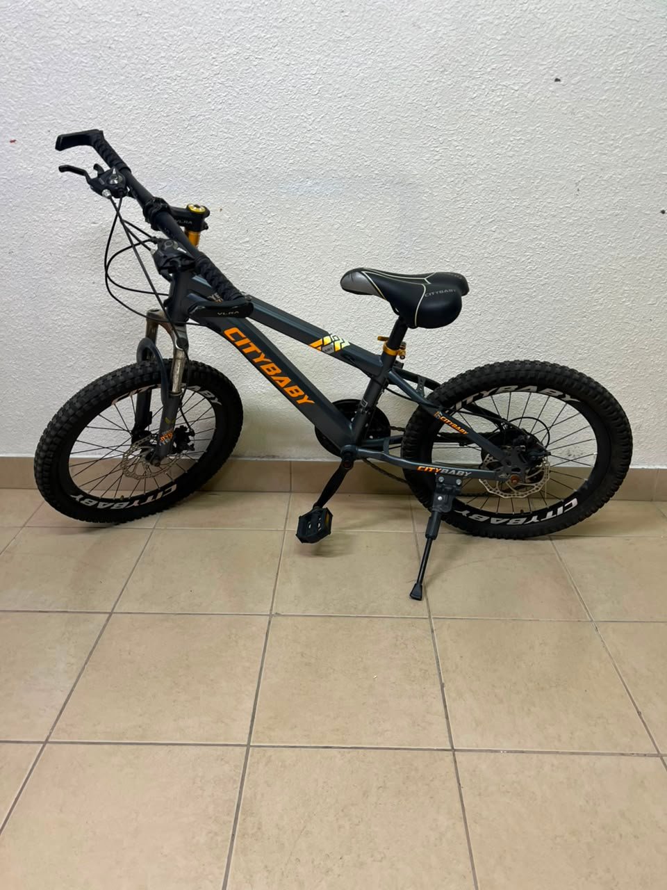 CITYBABY Junior Mountain Bike – 20"/24" Kids/Teen MTB with Front Suspension, Disc Brakes & All-Terrain Tires (Dark Grey / Orange) - Image 5
