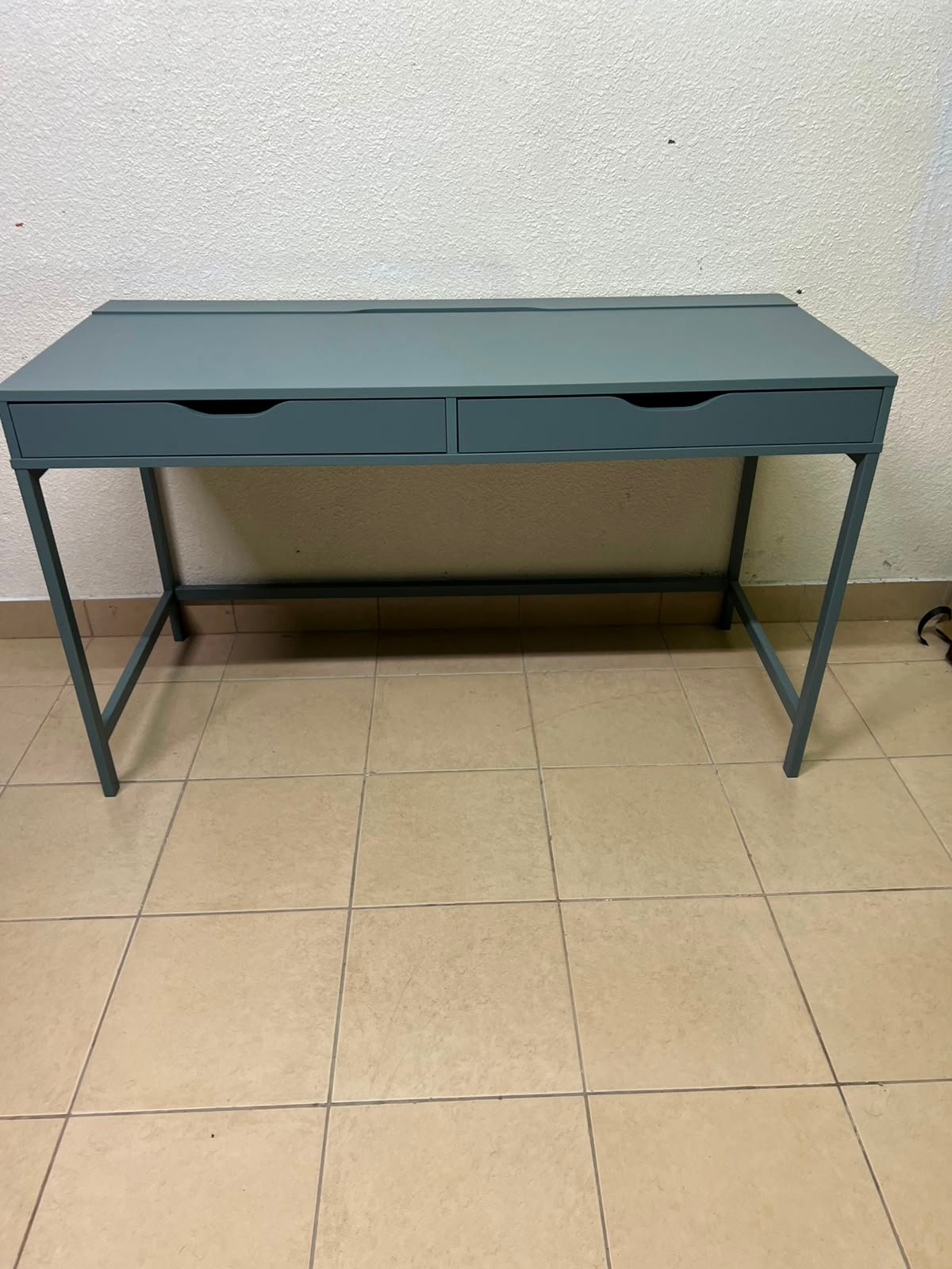 Modern Minimalist 2-Drawer Desk with Raised Backstop – Sleek Gray Metal Frame Study Table / Home Office Workstation