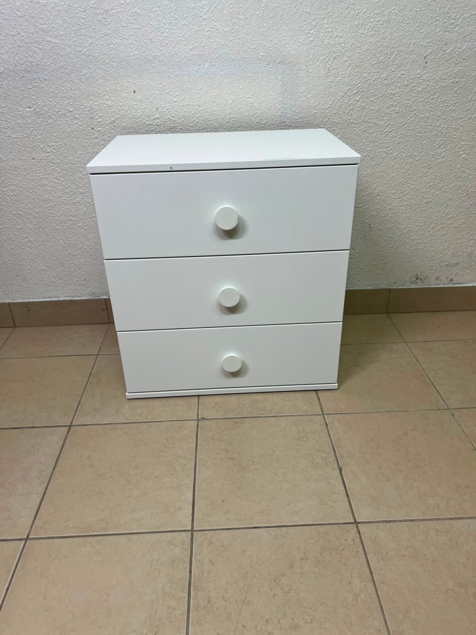 Modern White 3-Drawer Nightstand / Storage Cabinet – Minimalist Bedside Table with Round Knobs